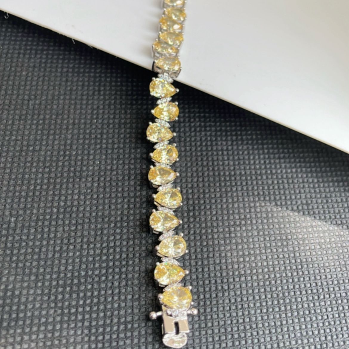 Pear-shaped bracelet