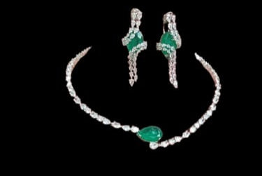 Emerald Solitaire Diamond Necklace Set.
