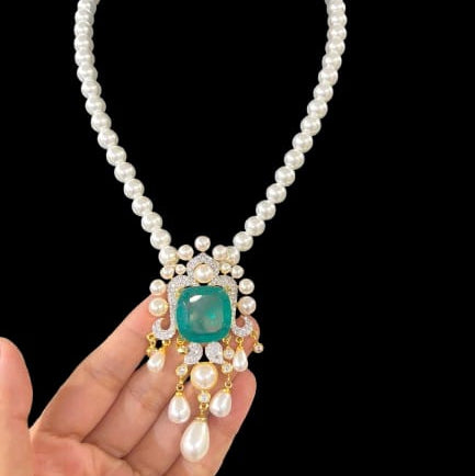 Pearl and Emerald Pendant Necklace.