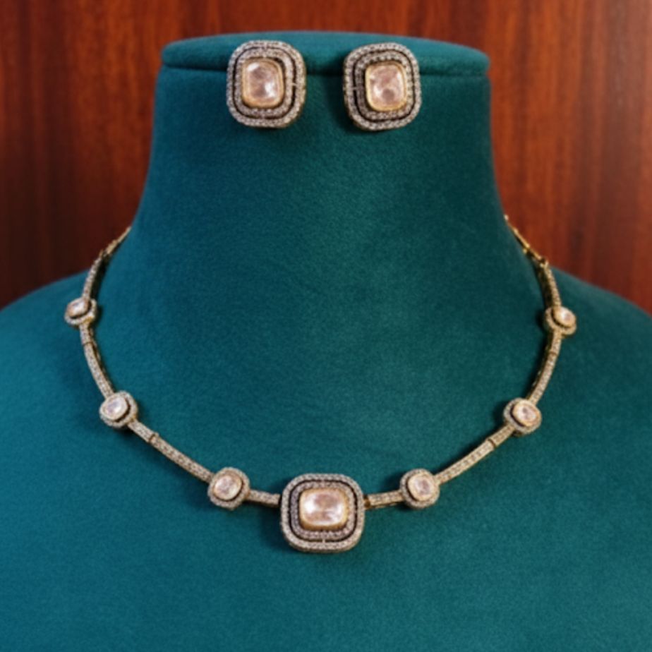 Regal Frame Necklace